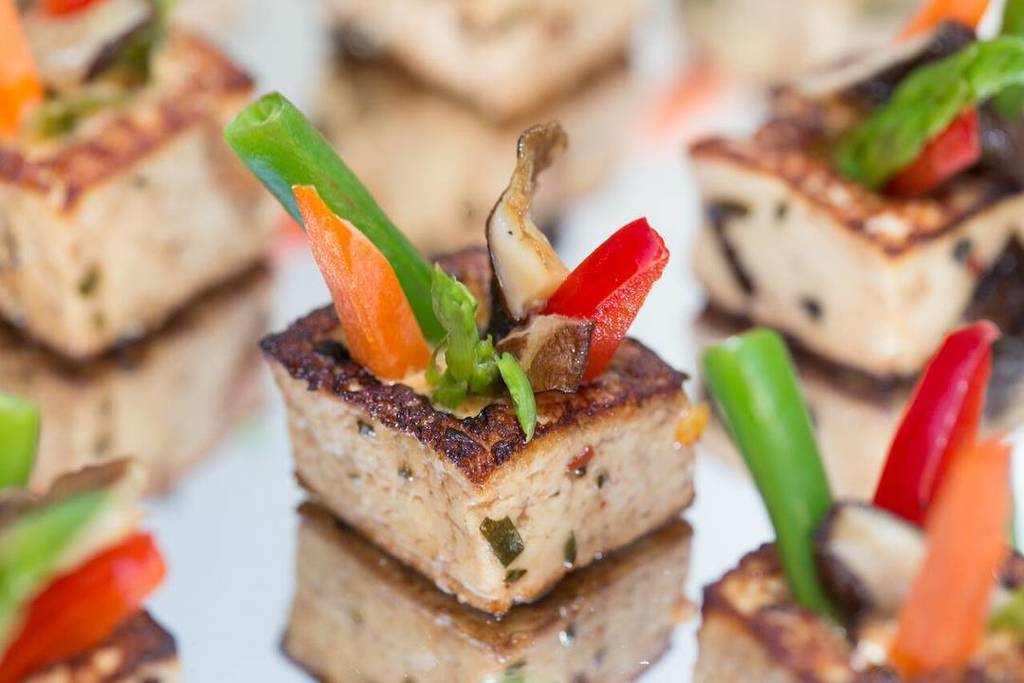 RaycePR's tweet photo. Calling all vegans! This @goodgraciousevents vegetarian tofu basket is filled with red curry sauce || Venue: #Millwick | Planning + Catering: @goodgracious | Photography: @thegoodphotographer | Event Design/Rentals: @rrivre_works https://t.co/UVUyrZkIMi