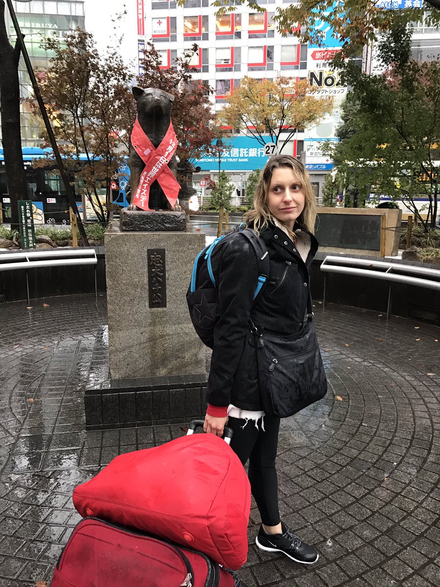 LaylaLaneHeday's tweet photo. ハチ公前で待ち合わせと言ったら律儀に雨の中ハチ公前で待ってたヴァルレーさん。 https://t.co/YlrNfH2MP7