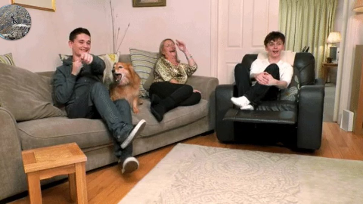 Foley1Kanobi's tweet photo. Gonna miss the this crowd every Wednesday..! Until next year! Keep it classy Goggleboxers and Goggleboxees! #GoggleboxIRL https://t.co/5OT7WmuwGm