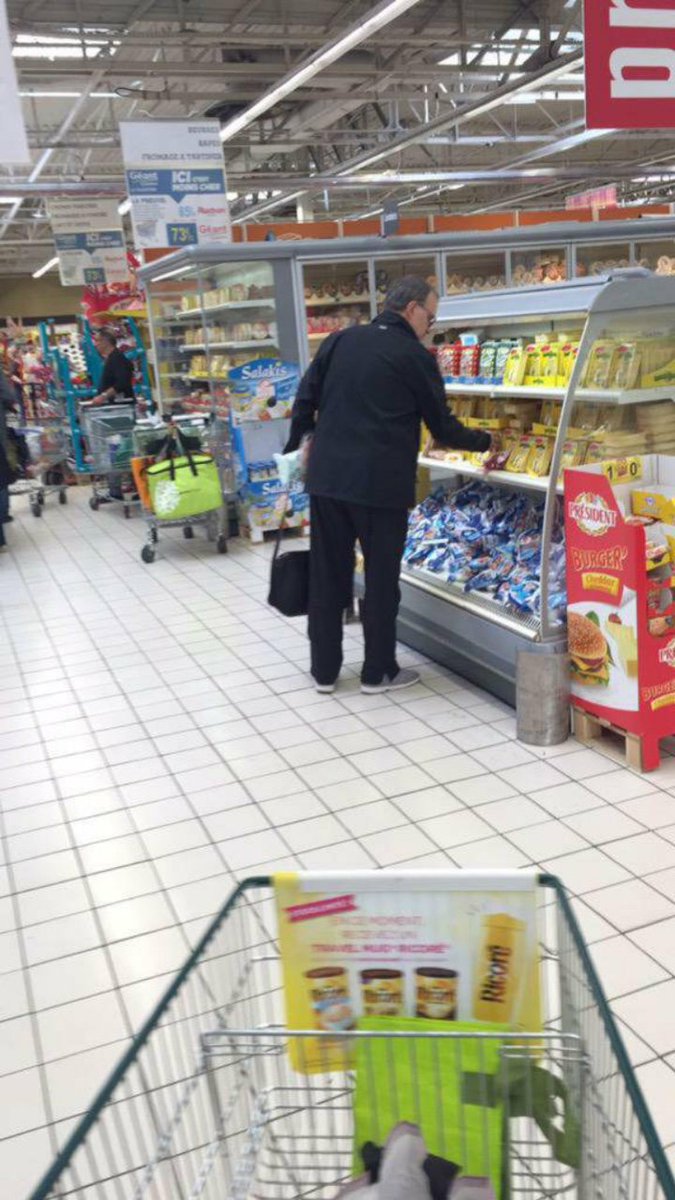 LeKouss's tweet photo. Bielsa erre seul au Géant de Lille Il a été aperçu en train de replacer tactiquement les Leerdammer en rayon...
Si vous le croisez aidez-le https://t.co/GikUNqDRiO
