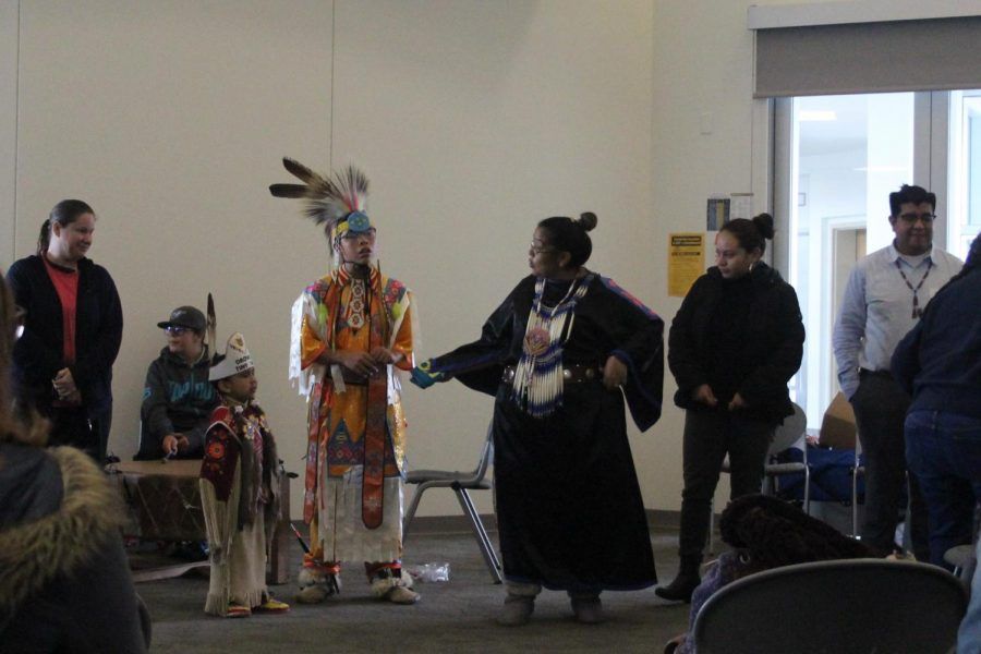 genindigenous's tweet image. By showcasing culture through performances the faculty @ChooseCRC brought to life the teachings, culture, and history of Indigenous peoples. #CRCcampus #NativeVoice #NAHM17 bit.ly/2ztGvdS