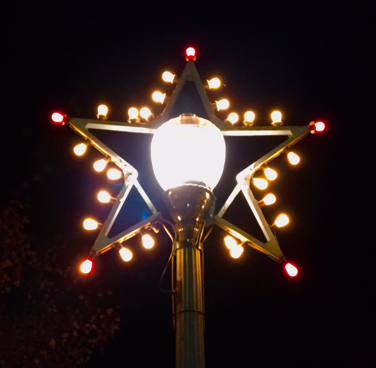 LititzMuseum's tweet photo. The stars are now up and lit on Broad & Main in downtown Lititz! https://t.co/jpuBjnTlzs