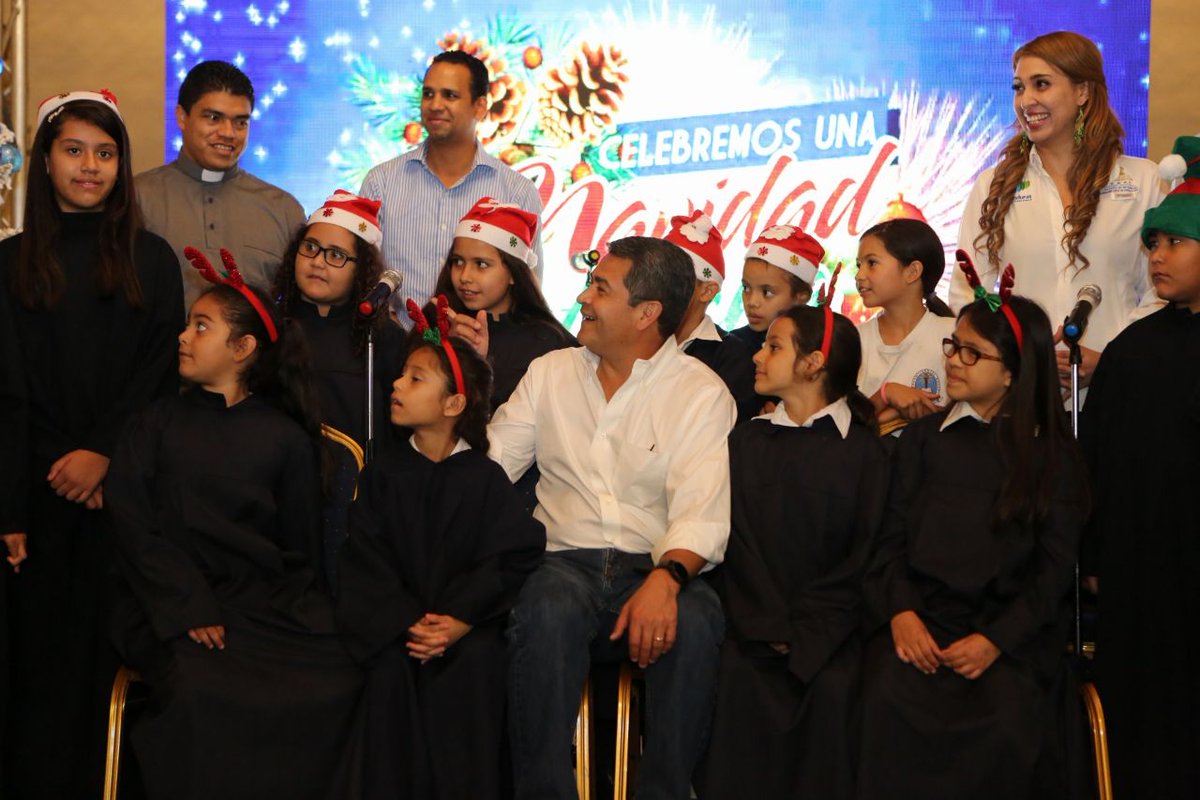 JuanOrlandoH's tweet photo. Llevando armonía, alegría y unión a cada rincón del país, celebramos #NavidadCatracha por cuarto año consecutivo, uniendo la familia hondureña en honor al nacimiento de nuestro redentor! https://t.co/lhRJGB7pg5