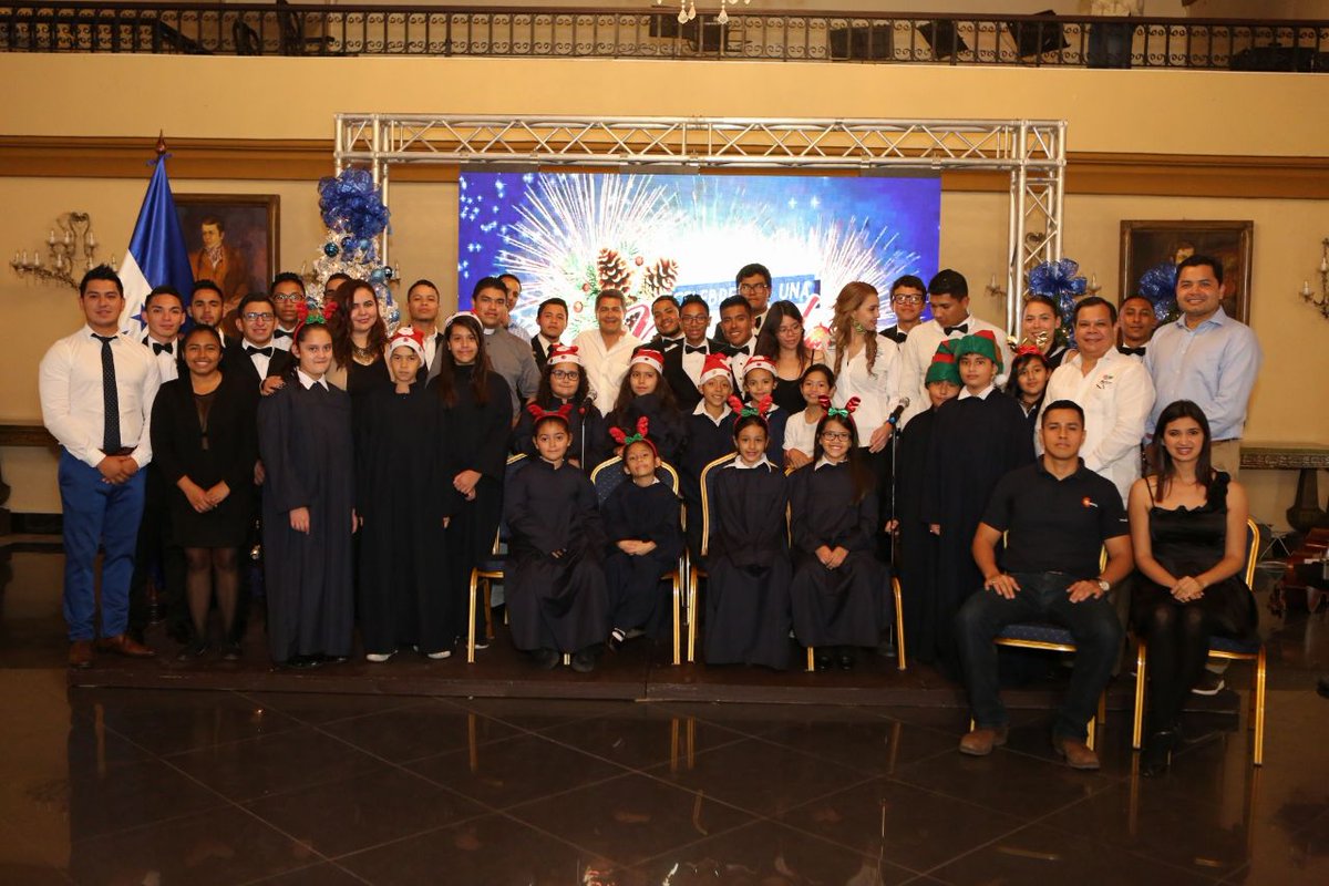 JuanOrlandoH's tweet photo. Llevando armonía, alegría y unión a cada rincón del país, celebramos #NavidadCatracha por cuarto año consecutivo, uniendo la familia hondureña en honor al nacimiento de nuestro redentor! https://t.co/lhRJGB7pg5