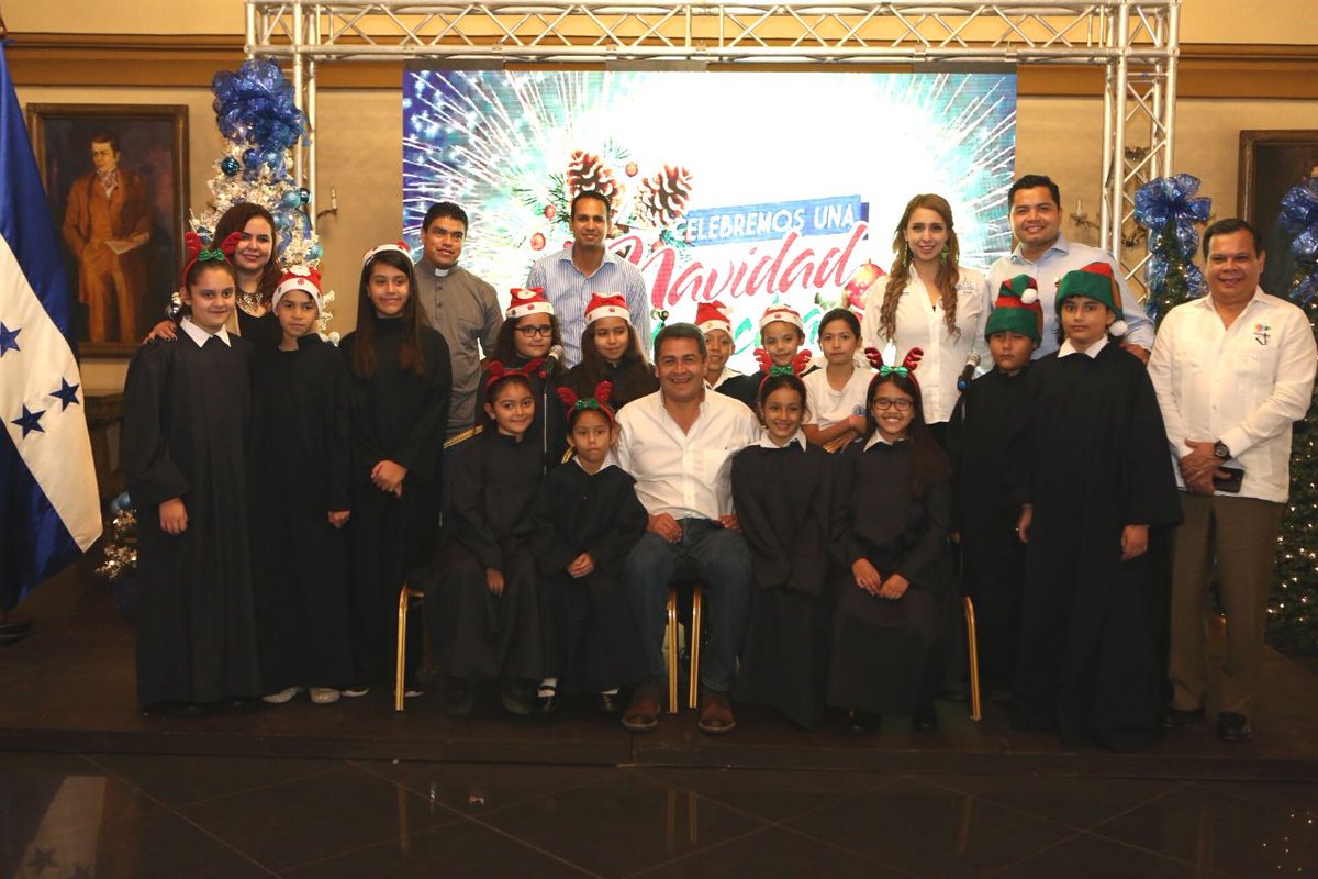 JuanOrlandoH's tweet photo. Llevando armonía, alegría y unión a cada rincón del país, celebramos #NavidadCatracha por cuarto año consecutivo, uniendo la familia hondureña en honor al nacimiento de nuestro redentor! https://t.co/lhRJGB7pg5