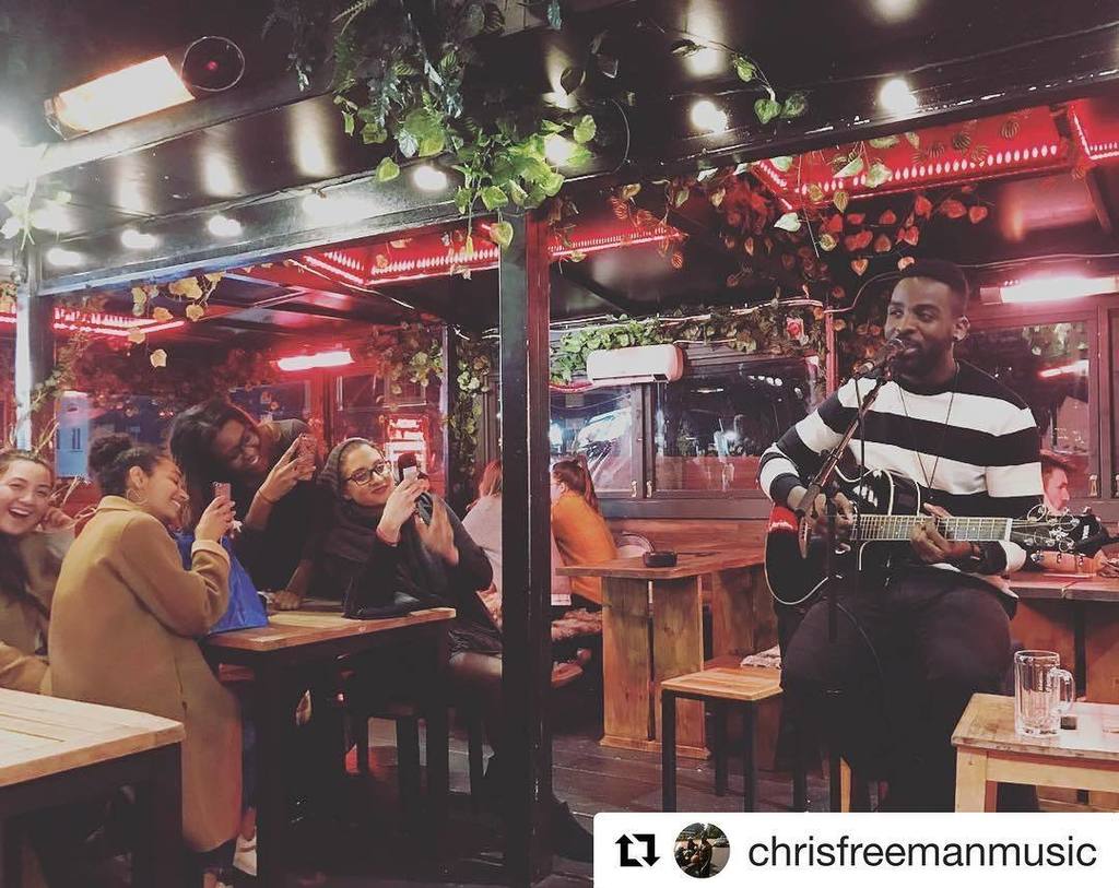 👀👀👀 #Repost @chrisfreemanmusic (<a href="/get_repost/">Repost</a>)
・・・
This picture is too funny not to share it 😂🙏🏾💯#alwaysappreciated #welltimedphoto #tryintokeepastraightface #singersongwriter #musicianslife ift.tt/2Bd0drj