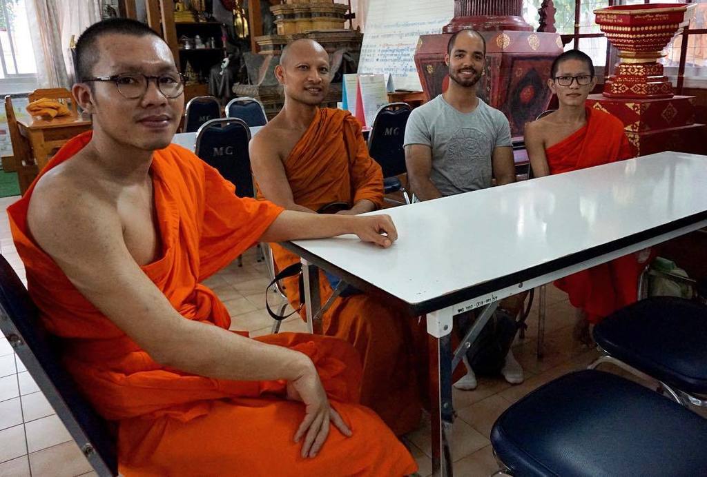 Mariopontocom's tweet photo. Conversa com Monges: Aprendendo um pouco sobre o Budismo e Meditação #watsuandok #monkchat #thailand https://t.co/okO6qKn43V https://t.co/cMspcsIbvA