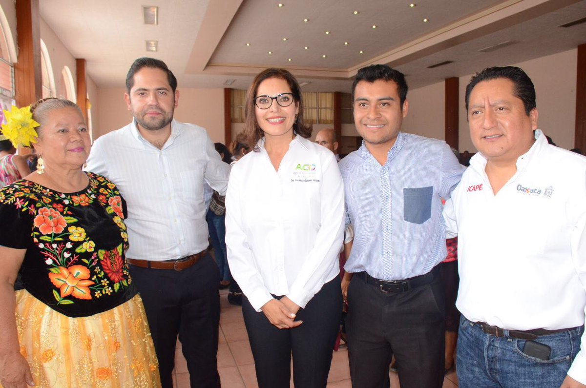 VeroQuevedodeV's tweet photo. A nombre de quienes integramos la familia ACO, agradezco al Srio @RaulBCCue titular de @SEDESOH_GobOax y a @marco_cuevas_ director de @ICAPET_GobOax los cursos que permiten mejorar la economía familiar. https://t.co/XTuXCS5oSv