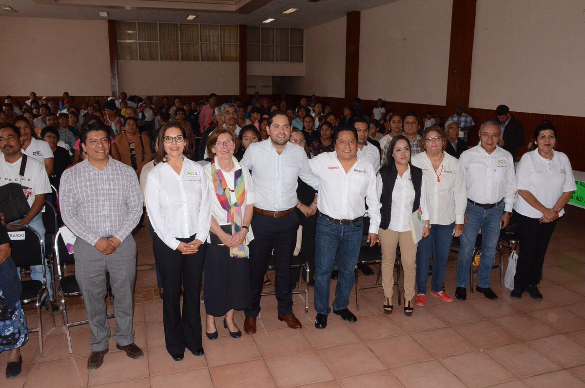 VeroQuevedodeV's tweet photo. A nombre de quienes integramos la familia ACO, agradezco al Srio @RaulBCCue titular de @SEDESOH_GobOax y a @marco_cuevas_ director de @ICAPET_GobOax los cursos que permiten mejorar la economía familiar. https://t.co/XTuXCS5oSv