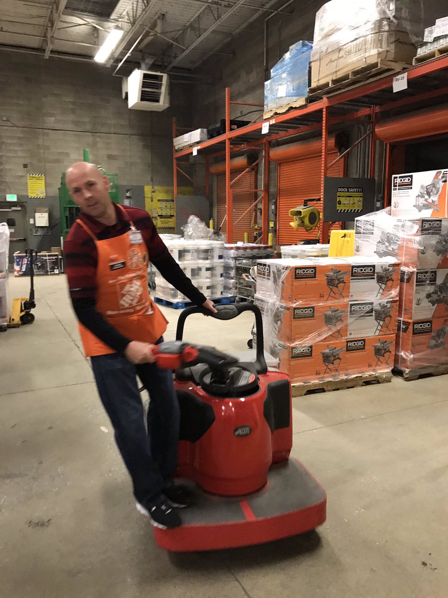 DolleNicholas's tweet photo. #BlackFriday @HomeDepot2505 @ChuckNeary Boss Man Heating Up unloading the truck lol https://t.co/XXcFyamX5u