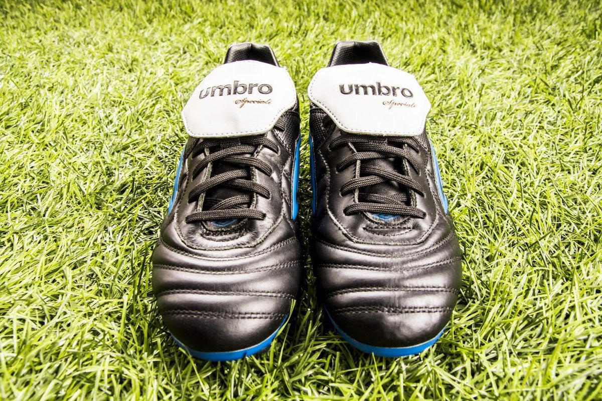 UmbroArgentina's tweet photo. El poder de la simpleza que ahora se renueva.
#UmbroSpeciali #BlueSpeciali #Azul #Botines #Futbol #Classic #Clasico https://t.co/UNcpDEGeNR