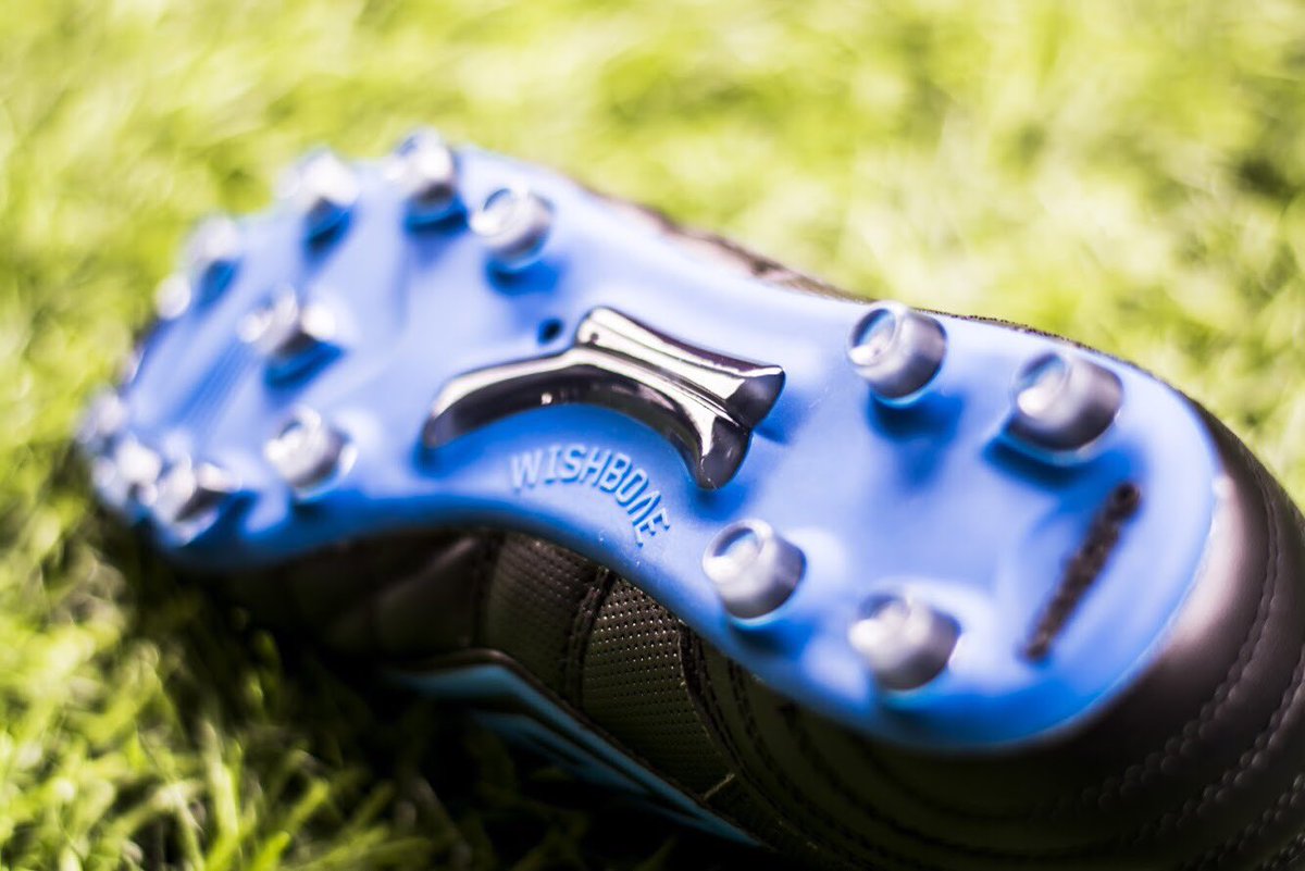 El poder de la simpleza que ahora se renueva.
#UmbroSpeciali #BlueSpeciali #Azul #Botines #Futbol #Classic #Clasico