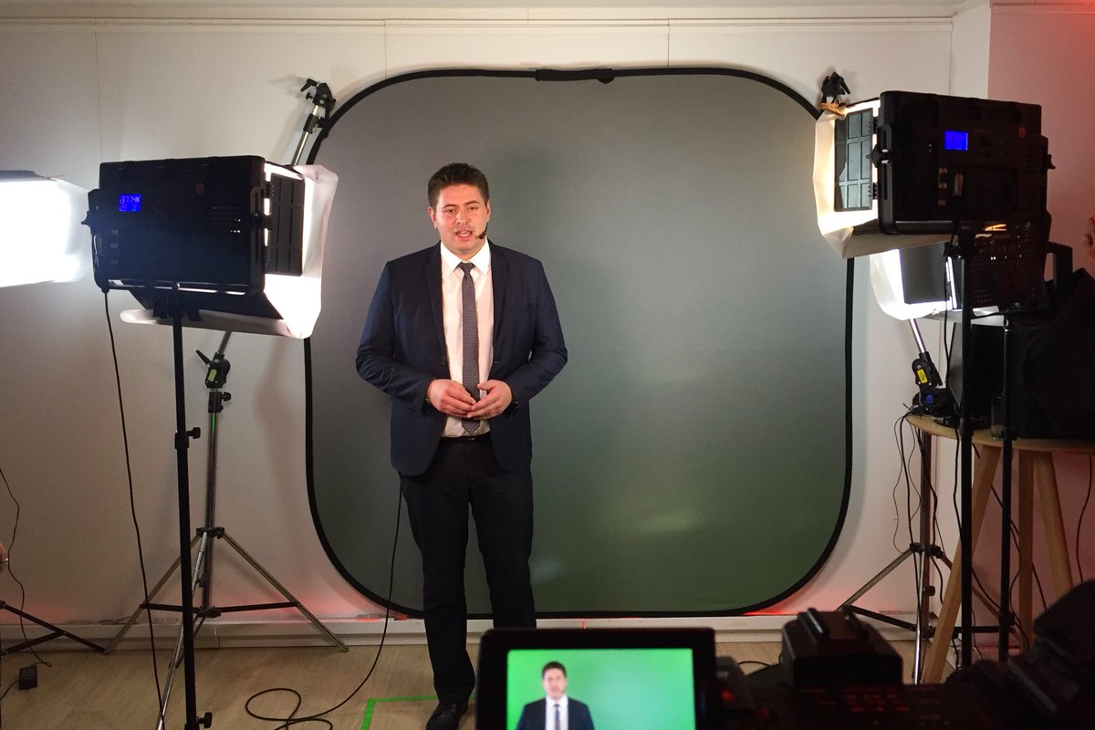 anthonyleroy63's tweet photo. Visite du siège de #TF1 📺
Découverte de cette immense machine médiatique de plus de 2000 employés. Visite des #studios. L’occasion de tester, non sans difficultés, la présentation de la #météo.
#medias #TourTF1 https://t.co/gyVhX9UiG5