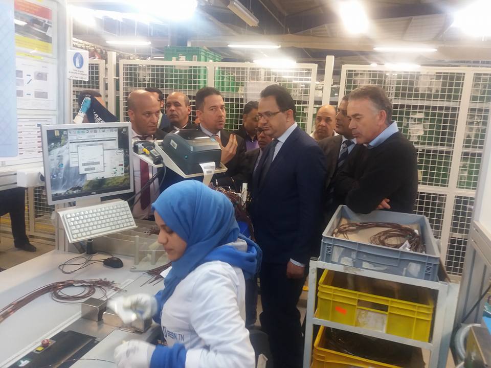 ZiedLadhari's tweet photo. Je salue la confiance accordée en la #Tunisie par la multinationale #Sumimoto sise à #Jendouba avec l'embauche en 2017 de 1000 nouveaux employés ramenant ainsi son effectif à +3600. Le secteur auto est un des secteurs porteurs qui incarnent le nouveau modèle économique Tunisien. https://t.co/bpfQLawx3J
