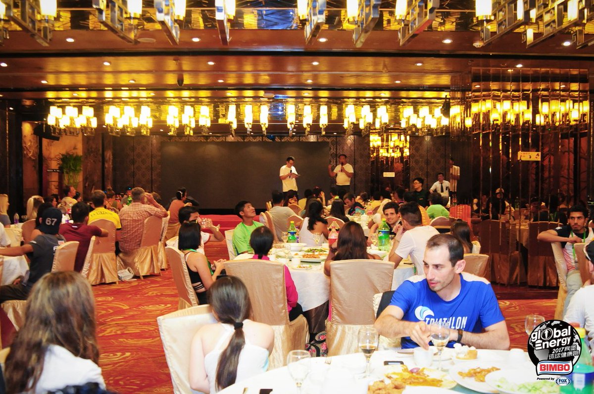 BimboGlobalRace's tweet photo. La aventura de los ganadores de #GER2016 en China dio inicio con una bienvenida espectacular en el restaurante Quanjude.
#RunWithUs #GER2017 https://t.co/i3YoWSW6Ol