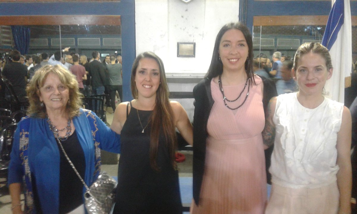 ElFortindeVelez's tweet photo. OJO AL DATO por primera vez en la historia de #Velez 4 mujeres integran la comisión directiva 👧👩👵👸 https://t.co/0ZBNERWvMg
