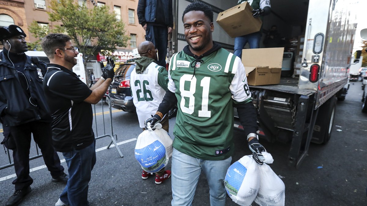 nyjets's tweet photo. We partnered with @BerkeleyCollege to serve up some #Thanksgiving meals at the @FoodBank4NYC in Harlem.
๐ธ https://t.co/vjn6t7fKCC
#BerkeleyTacklesHunger https://t.co/i17RQd7LVJ