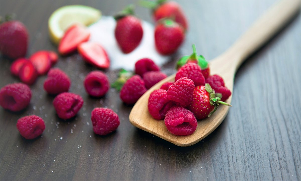 LoriShemek's tweet photo. Berries are packed with phytonutrients and are a low-sugar fruit. But, berries can go bad quickly, so it is great to purchase frozen organic berries. Frozen berries are typically more nutrient-dense as they are flash frozen immediately after harvesting. #health https://t.co/siBkwOnnJR