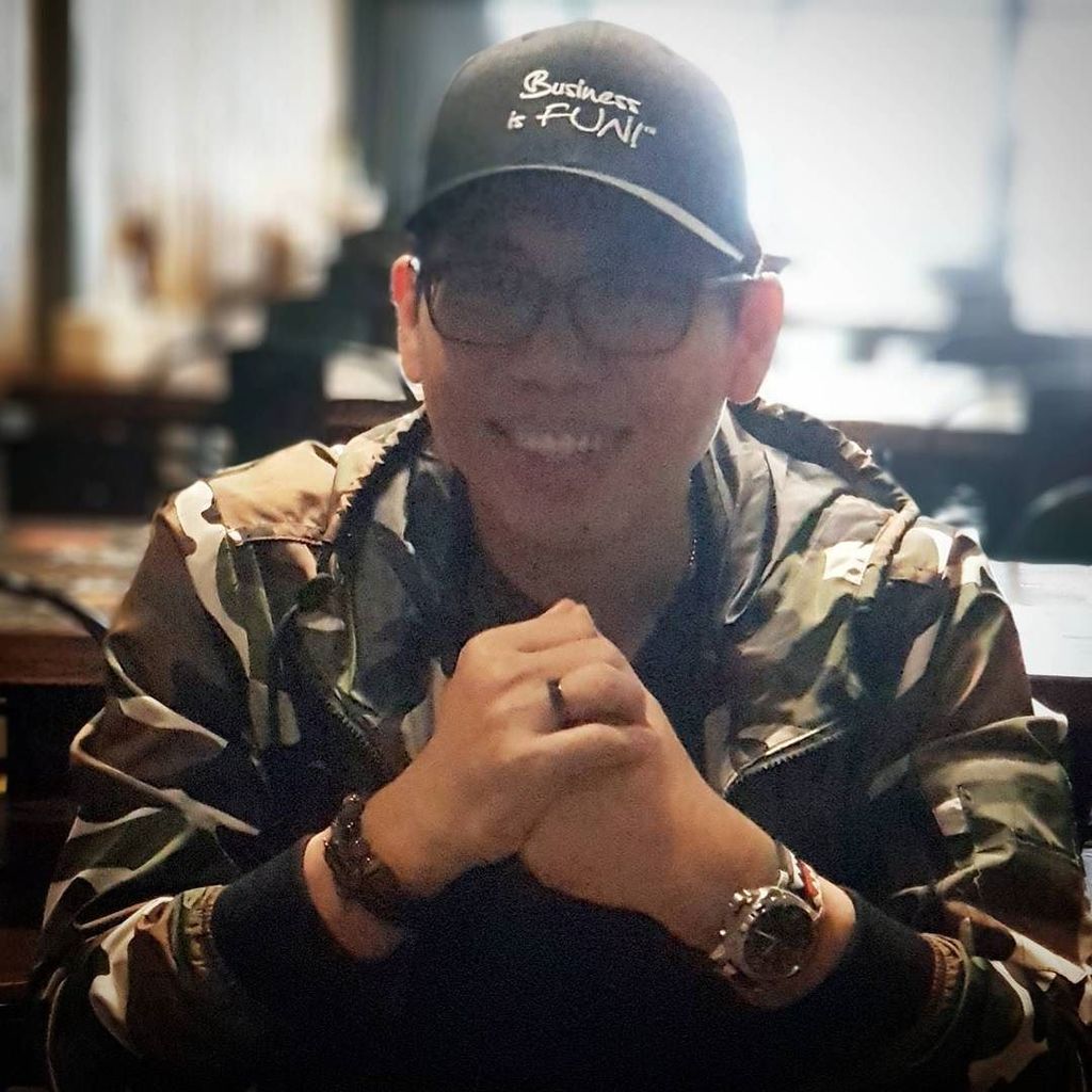 Lagu ini selalu membuatku berhenti sejenak di Sekolah Kehidupan yang ukuran waktunya begitu cepat ini, melalukan introspeksi diri dengan menundukkan kepala tanda minta ampun pada Tuhan Yang Maha Kuasa, dan berkaca-kaca bahkan menangis karena sungguh-sung… bit.ly/2jfhKHq