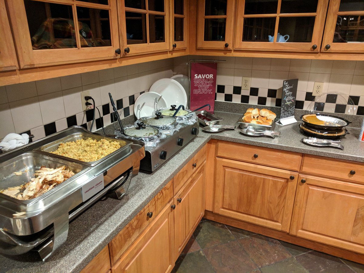 acremeans11's tweet photo. Shout-out to @HamptonInn for the rockin' Thanksgiving Eve Dinner! #Pueblo #Colorado #HamptonInn https://t.co/1LOxN1JDxA
