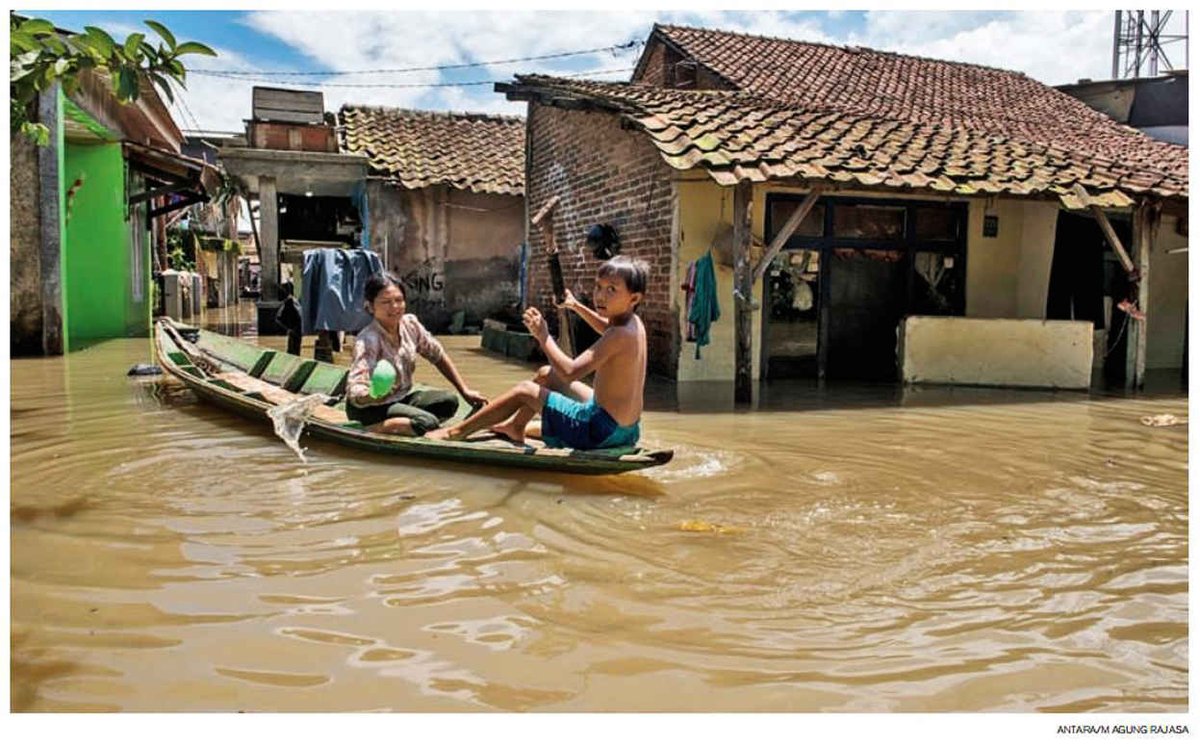 AbunawarBima's tweet photo. Warga menggunakan perahu melintas di genangan banjir yang merendam Desa Deyeuhkolot, Bandung, Jawa Barat, kemarin. Banjir akibat intensitas hujan tinggi itu menyebabkan Sungai Citarum meluap dan merendam kawasan Dayeuhkolot.
Foto: Antara/M Agung Rajasa
#EpaperMI #Banjir #Bencana https://t.co/YHJdhiZCsJ