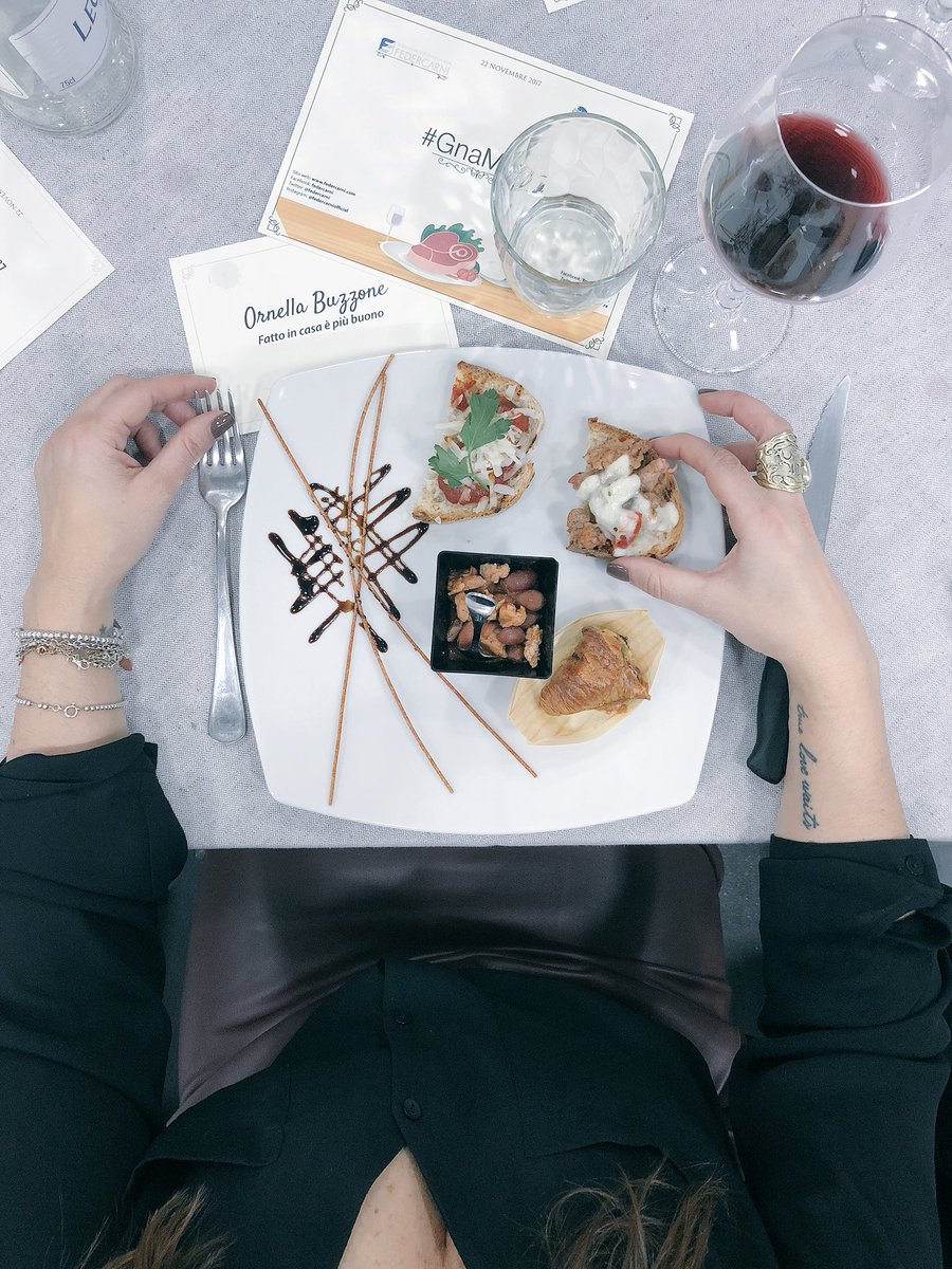 fattoincasapibu's tweet photo. #gnaMeat #youmeat #socialdinner https://t.co/0TulrsUV4D