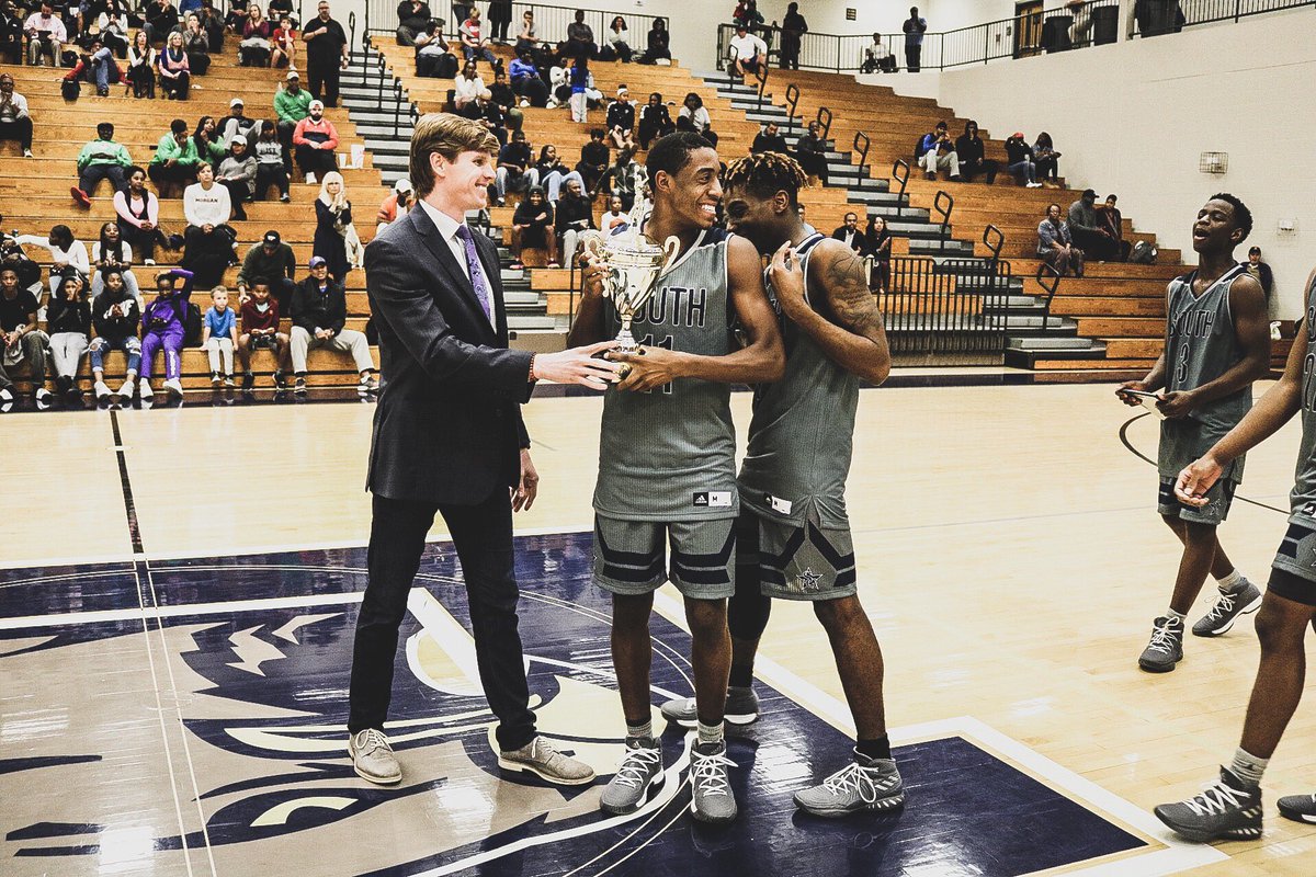 SMTuchs's tweet photo. What an experience! Thanks to @CraigSagerJr &amp; @THESagerbomb for having me out to partake in the inaugural @SagerTournament this week! Largest high school tournament in the country and it definitely proved itself with all the talent! https://t.co/VVb4OyuEca