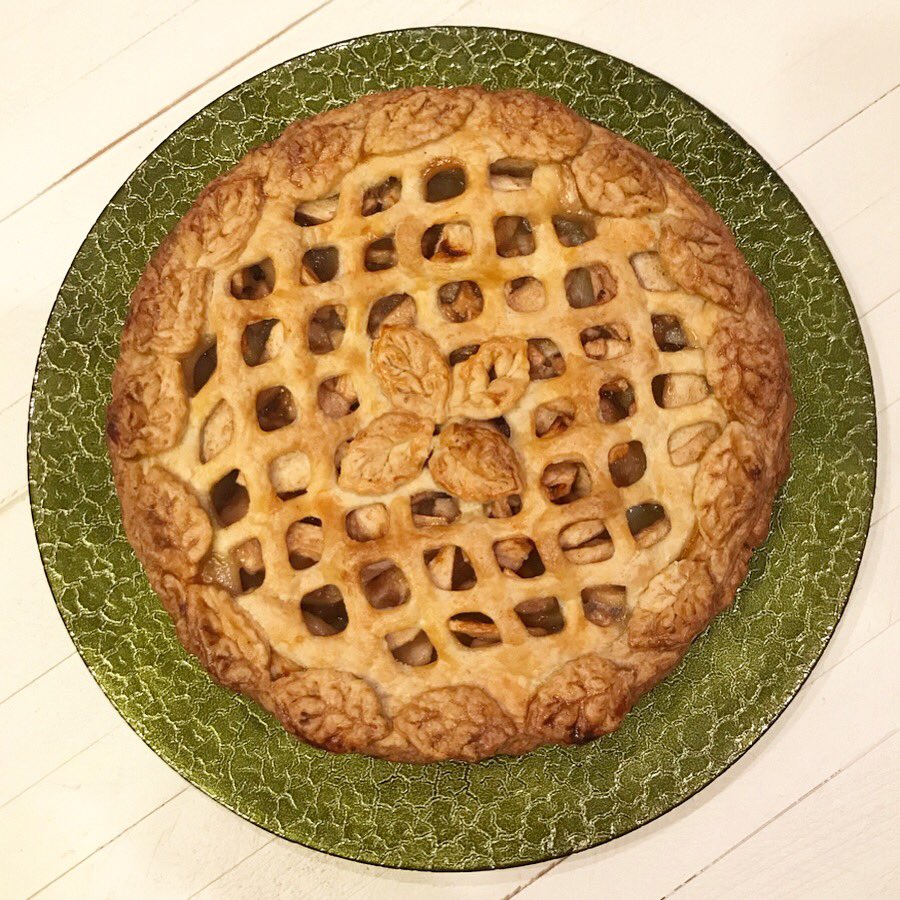 grill_momma's tweet image. Homemade apple pie grilled on a @WeberGrills kettle?  Why not?  I used the @WeberiGrill 2 as an ambient temperature monitor on the grate.  If you can bake it, you can grill it!

#WeberGrills #raisethesteaks #webercontest #freeproductfromweber