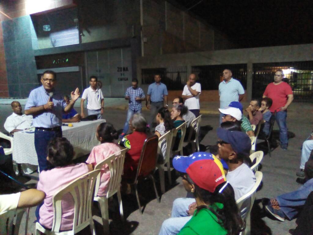 jcfernandezm's tweet photo. A esta hora en la Parroquia Olegario Villalobos, escuchando a los vecinos. Su decisión está muy clara, apoyan nuestro proyecto de desarrollo para la ciudad el cual estará articulado con la gobernación del estado Zulia para el beneficio de todos #EnDefensaDeMaracaibo https://t.co/kqwiz7X6lC
