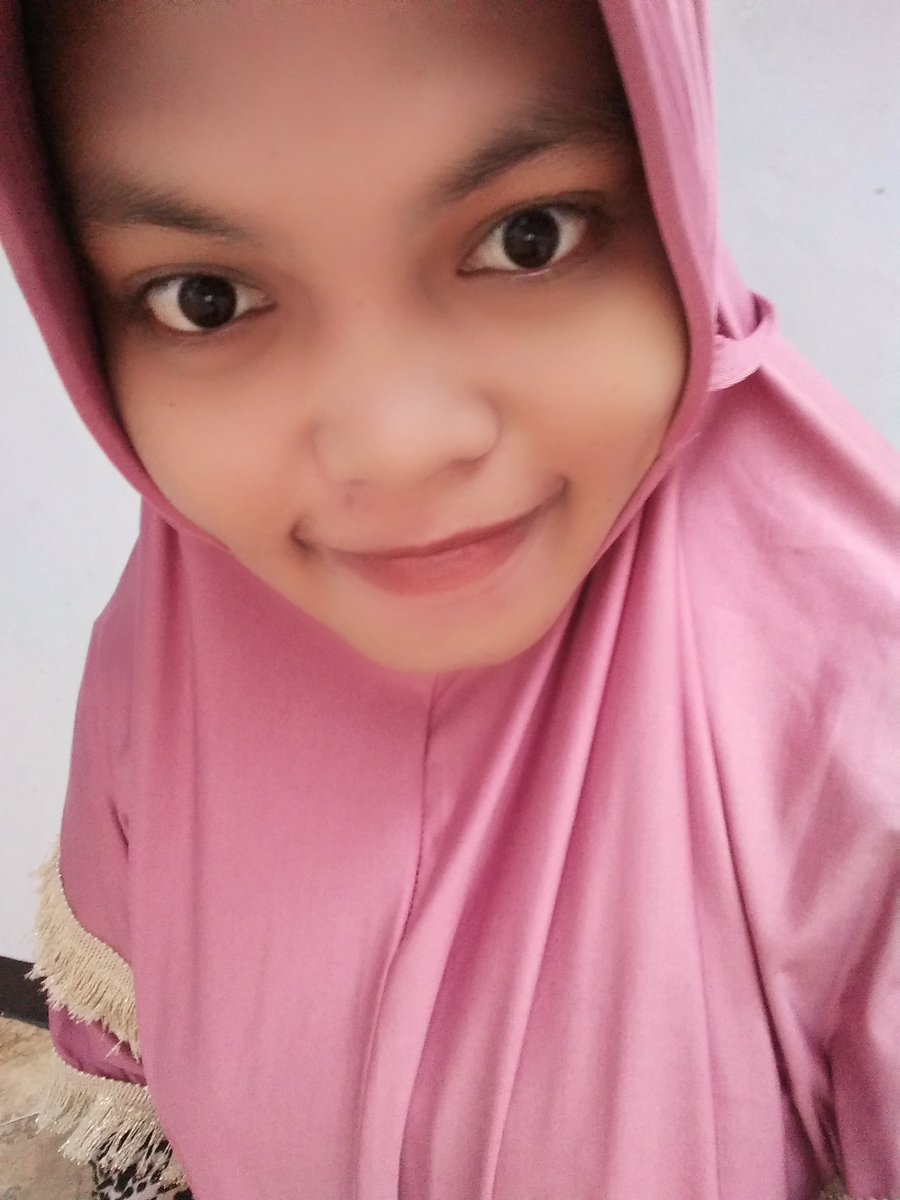NurilLingling's tweet photo. Di senyumin aja bwt Orang FALAKOR kyak lho 😀😀 https://t.co/EbUd1uWGuM