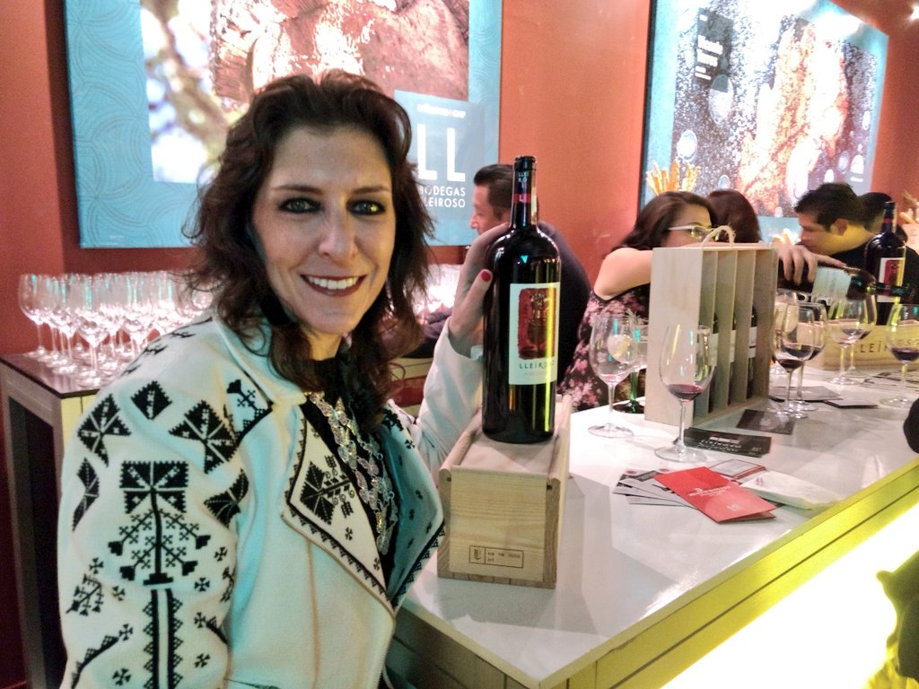gourmetdemexico's tweet photo. @tanya_moss nos habla de su colaboración con #BWater durante #Millesime2017 https://t.co/dB74iiqRkS