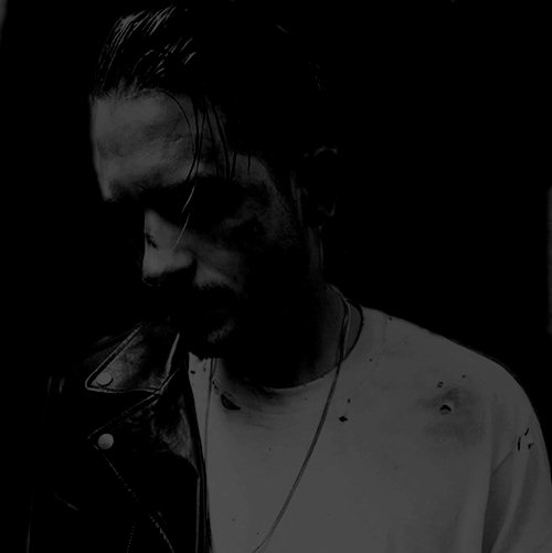 Todo el mundo tiene sus propios demonios.
Todo el mundo esta luchando su propia guerra.
Puedo ser un ángel a veces,
puedo estar muy jodido.
Te echo de menos a veces,
te di amor duro de verdad.