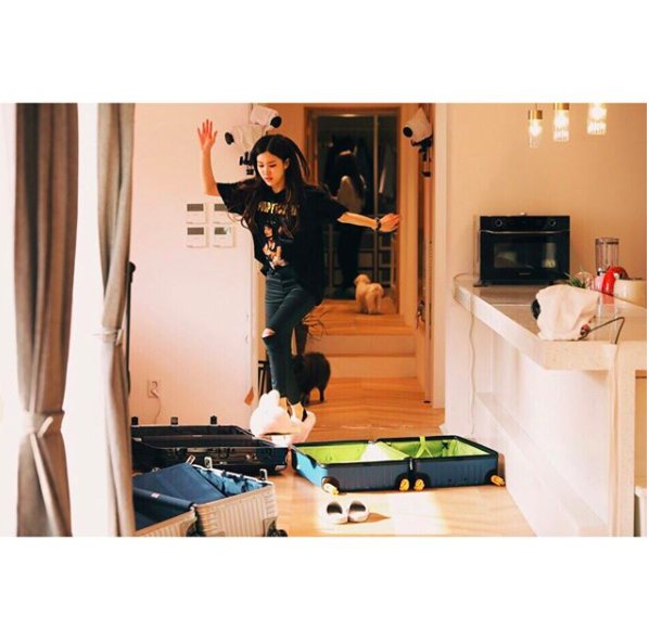 blackpinkau's tweet photo. [IG] blackpinkofficial: #BEULPINGHOUSE #100CATION_REALITY #BLACKPINK #블랙핑크 #BLACKPINKTV #블랙핑크TV #TEASER #COMINGSOON #MIDDECEMBER #YG https://t.co/tauYyWjils