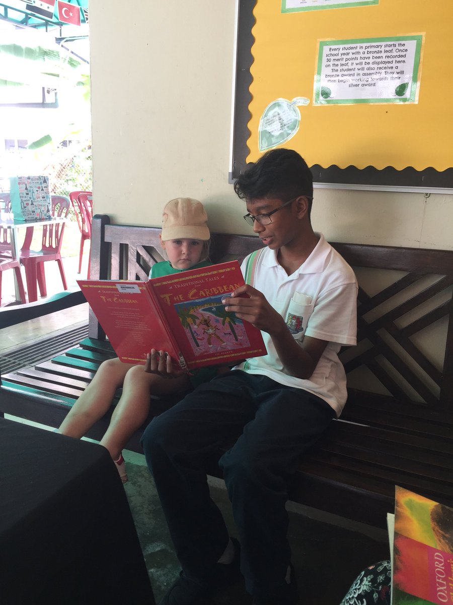 amy2kyo's tweet photo. More book booth pictures! Happy to see more people reading! https://t.co/xyKdOmovKa