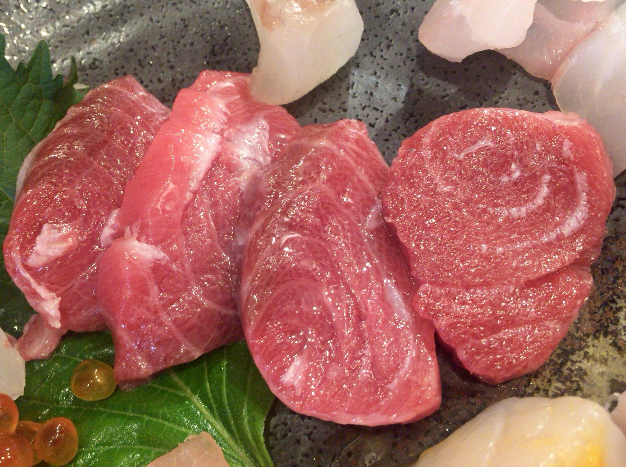 タロ Sur Twitter よねさん 亀戸にてランチ 限定 よねさん丼1800円 を 久々の ひるよね 今回は種類が多いので別皿で オオモンハタ 松皮カレイ 平目 連子鯛 グレ 縞鯵 寒鰤 イクラ マカジキ 鮪の脳天 生雲丹 帆立 とスペシャルな刺身は最高でした