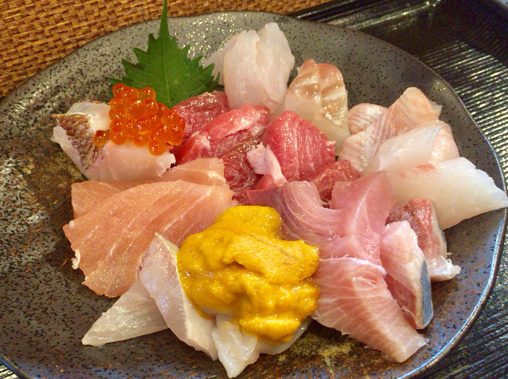 タロ Sur Twitter よねさん 亀戸にてランチ 限定 よねさん丼1800円 を 久々の ひるよね 今回は種類が多いので別皿で オオモンハタ 松皮カレイ 平目 連子鯛 グレ 縞鯵 寒鰤 イクラ マカジキ 鮪の脳天 生 タロ Sur Twitter よねさん 亀戸にてランチ 限定 よねさん丼1800円 を 久々の ひるよね 今回は種類が多いので別皿で オオモンハタ 松皮カレイ 平目 連子鯛 グレ 縞鯵 寒鰤 イクラ マカジキ 鮪の脳天 生