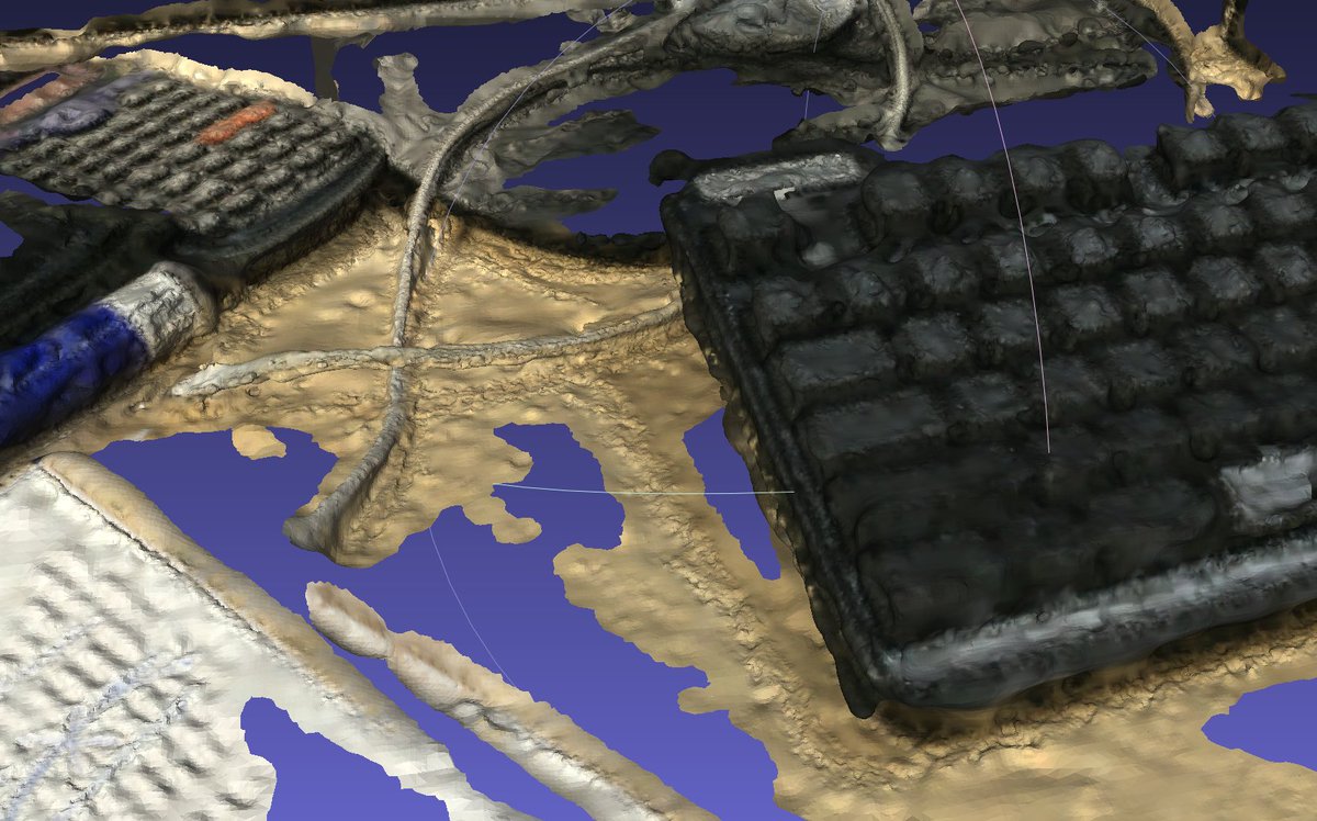 aohsato's tweet image. チュートリアル的にデスク3D復元． #colmap
iPhone撮影・ブレ写真込みだけど，崩れないなぁ．VisualSFMよりGUIも洗練されてるし，もうツールの域．