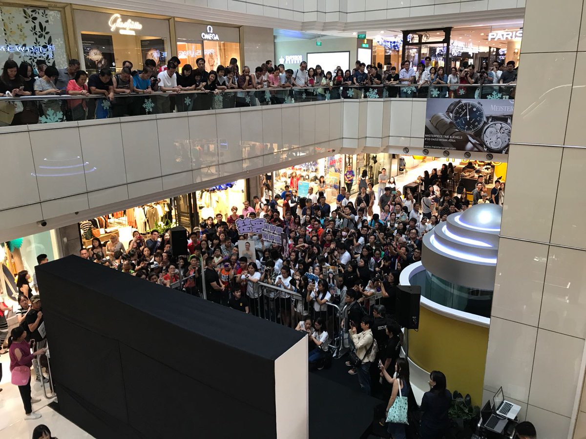 mediacorp's tweet photo. No, this is not a scene from an MRT breakdown. It's a #ch8sg roadshow where fans get up close and personal with our stars. We love the support shown at the #whileweareyoung8 roadshow! https://t.co/vi5XdyzrCV