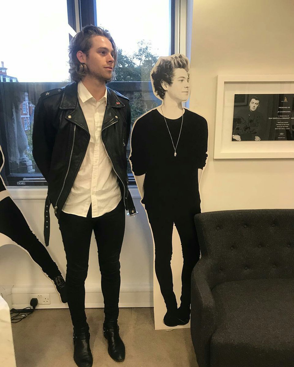P0TUSBECK's tweet photo. I can't get more fancy. ignore the cardboard beck. (this is also a throwback) https://t.co/0z1MRmhdED