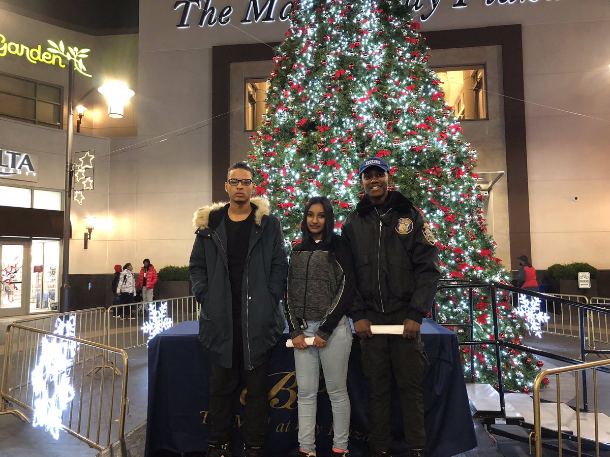 NYPD45Pct's tweet photo. #45Pct Explorers in #BayPlaza mall giving out safety tips for the upcoming holiday season. #CrimePrevention https://t.co/hw4r9ZBjGD