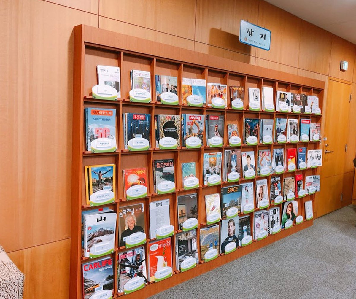 #성남시 는 시청 9층 하늘북카페에 시민이 희망하는 잡지를 들여놓으려고오는 11월 25일까지 ‘2018년도 연속간행물 선정을 위한 설문 조사’를 해요
북카페 안내데스크에 있는 설문지를 자유롭게 가져가 건강·웰빙, 가정·요리, 건축·조경, 문화·교양 등 27개 분야별로 선호하는 잡지를 선택하는 방식