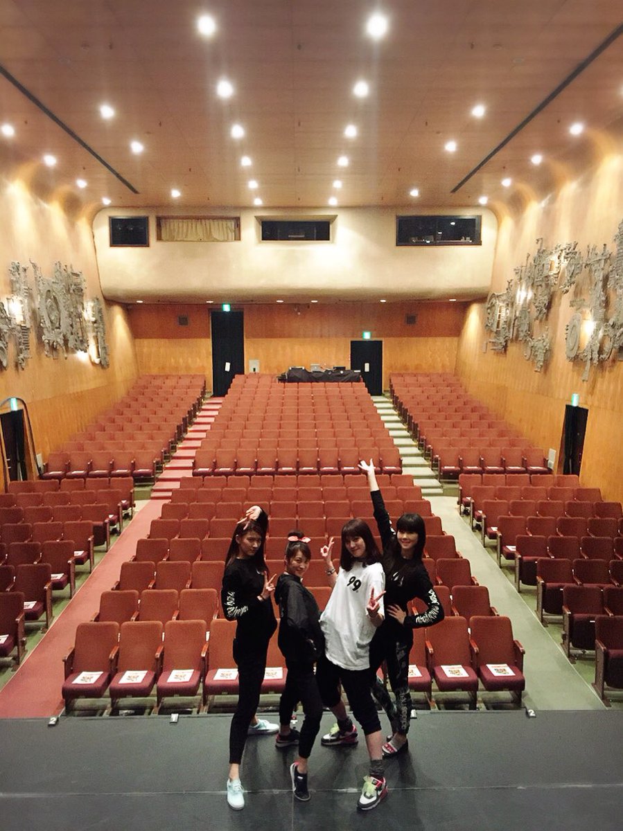 CECIL921's tweet photo. 勤労感謝の日(^^)
台詞の中に「うちのオジィ」という言葉があるのだけど、私はおじいちゃんに会ったことがありません。樹里ちゃんはおじいちゃん子みたいでちょっと羨ましい♪本番前のアップ中の写真、今日もみんなで撮りたいな☺︎
本日2公演、よろしくお願い致します♡ https://t.co/EcyErsvAdZ