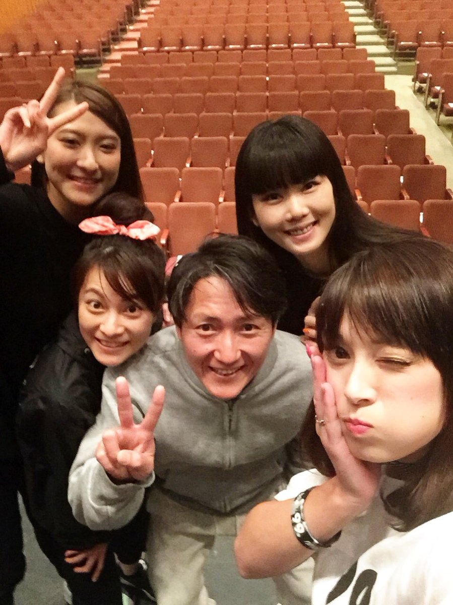 CECIL921's tweet photo. 勤労感謝の日(^^)
台詞の中に「うちのオジィ」という言葉があるのだけど、私はおじいちゃんに会ったことがありません。樹里ちゃんはおじいちゃん子みたいでちょっと羨ましい♪本番前のアップ中の写真、今日もみんなで撮りたいな☺︎
本日2公演、よろしくお願い致します♡ https://t.co/EcyErsvAdZ