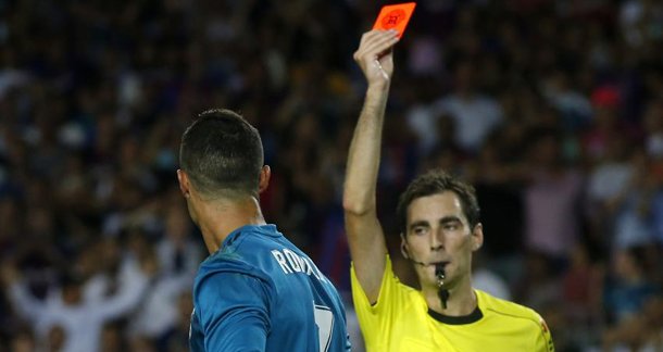 marca's tweet photo. #LoMásViral | 'El Real Madrid sería hoy líder de Primera si los árbitros hubieran pitado y no imaginado' https://t.co/EJwI1f7PXj La opinión de @juanma_rguez https://t.co/CowgpCTUpY