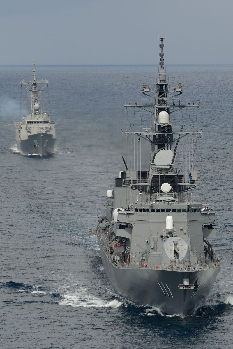 JMSDF_PAO's tweet photo. 11月22日、海上自衛隊護衛艦「おおなみ」は、南シナ海において、豪海軍フリゲート「メルボルン」との日豪共同巡航訓練を実施しました。
(22 Nov) The JS OONAMI conducted the bilateral exercise with the Royal Australian Navy(RAN) Frigate HMAS Melbourne(FFG05) in the South China Sea.
#JAPAN https://t.co/HWb9seit6r
