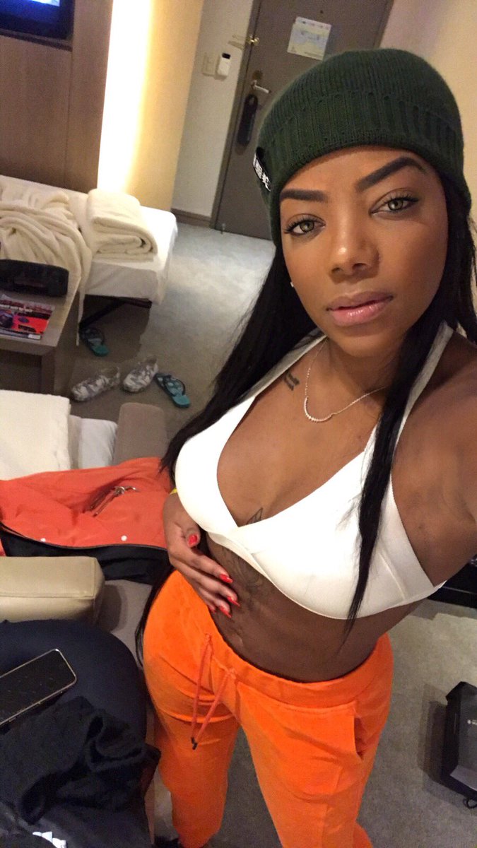 Ludmilla's tweet photo. Fim de expediente 🙏🏾 https://t.co/iTvc4RlTTa