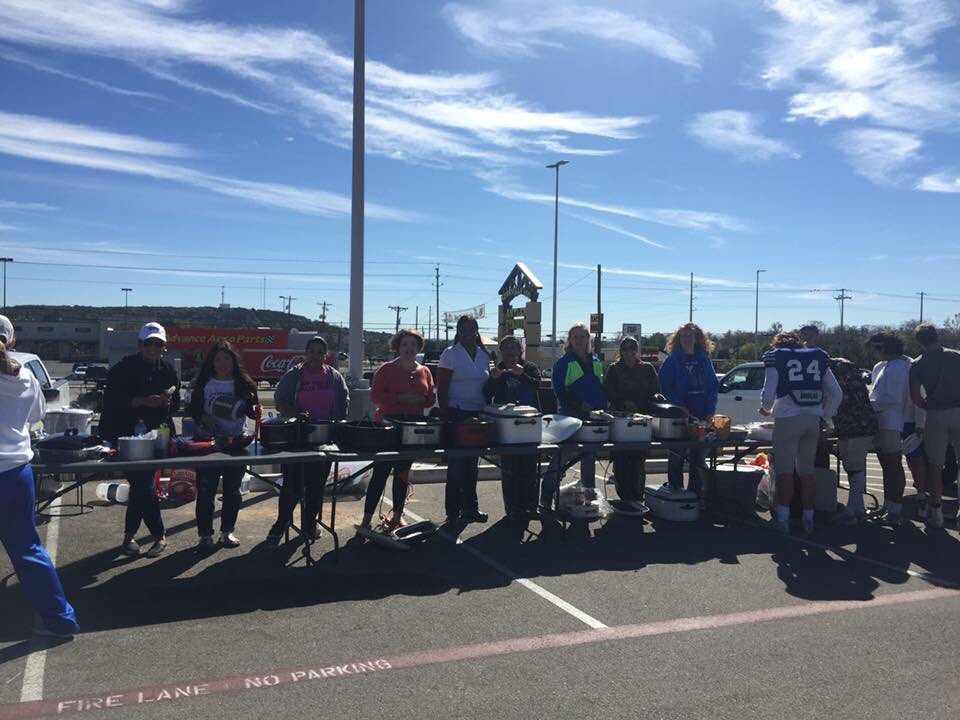 MrsG03812's tweet photo. Lots of fun serving the football team today! Thanksgiving at its best. ❤️#TFND #KISDBEST 🦃💙🏈 #TakeItToState https://t.co/5jeGCcoFwx