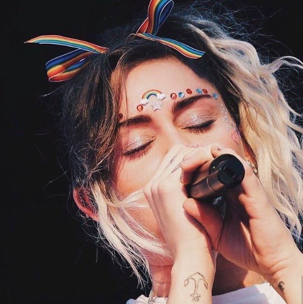 AishaBenevent's tweet photo. Pode falar o que quiser dessa mulher, mas ela continua sendo maravilhosa espalhando amor e esperança e é uma das poucas que está fazendo algo pra mudar o mundo enquanto você fica deitado na cama fazendo haters! Feliz aniversário, meu anjo! Você merece o mundo! #HappyBirthdayMiley https://t.co/HyowPSk5QD