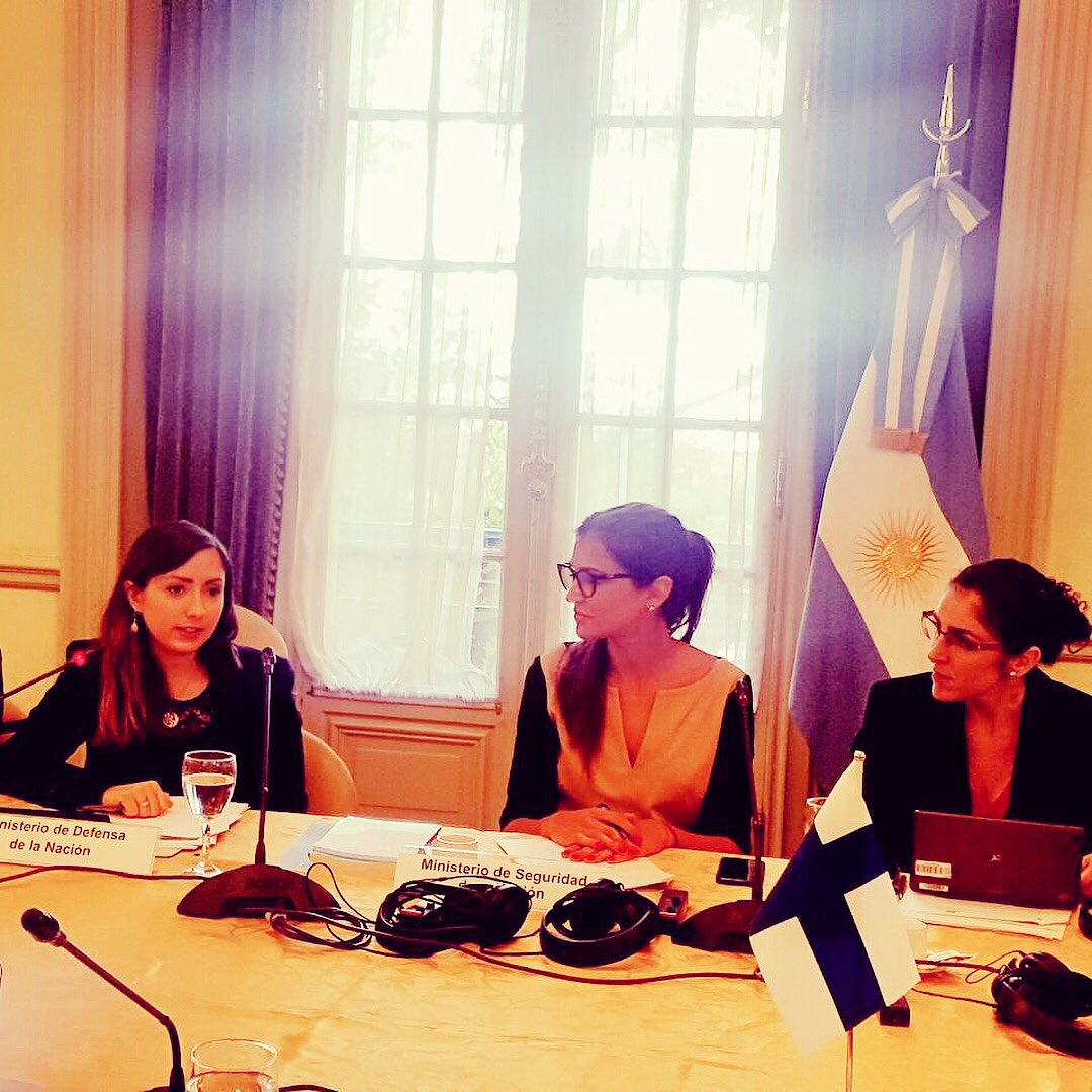 CaroBaroneBA's tweet photo. En la reunión en Cancillería sobre Mujer, Paz y Seguridad, se destacó la participación de la 1ra submarinista en el #AraSanJuan y nos unimos a las palabras de la colega del @MindefArg N. Escoiffer @carolinaurtea de angustia y esperanza para que #Los44 estén pronto en sus hogares https://t.co/30q2yb8J9x