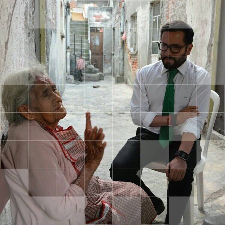 Me dieron ganas de golpear a la anciana que divagaba, pero un caballero siempre se contiene #RomoContigo #RomoSereno